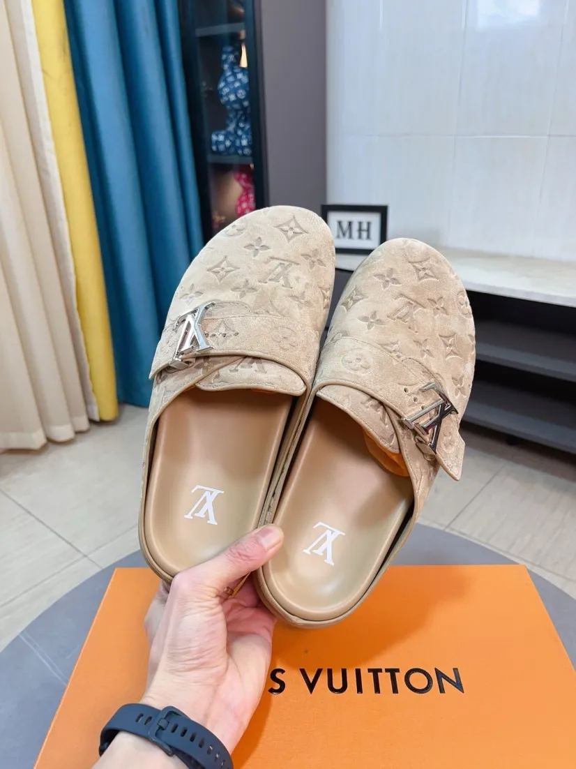 Men's Men's Shoes 💰400🌸🌸🌸🌸LV Easy 2025 new men's casual sandals and slippers, made of suede cow leather, with Monogram pattern to highlight the trendy style. Adjustable straps illuminated with LV letters, while a resilient insole and micro outsole provide lightweight comfort. Made of suede cow leather with embossed Monogram pattern and brand element metal hardware✅Adjustable straps➕Tough insole‼ ️Micro outsole. Comfortable and easy to wear‼ ️ size：38-45